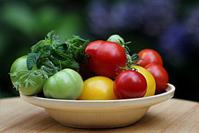 Frutero de tomates. Frutas y verduras requieren un control microbiológico. Seguridad alimentaria.